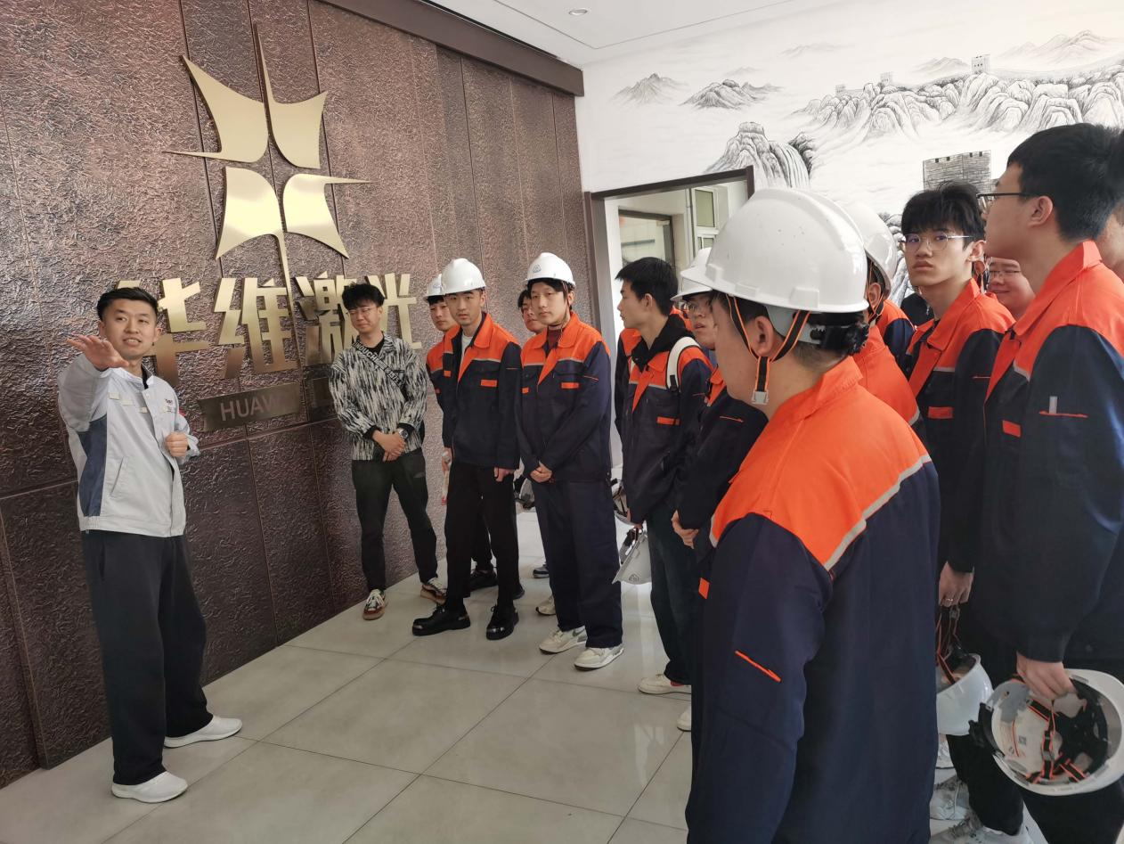 Magistri et alumni de Shenyang University of Technology visited Huawei Laser apparatu Manufacturing Co., Ltd.
