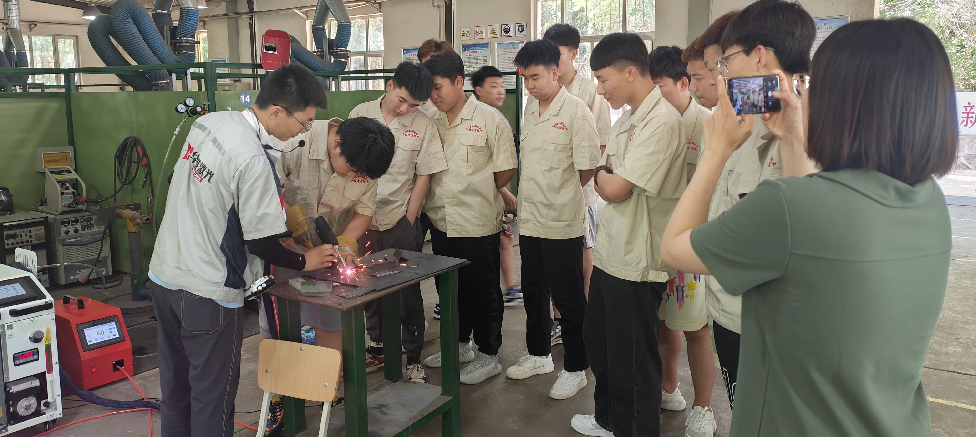 Huawei laser est 1500W Handheld Welder Boosts arte disciplina in Liaoning Tech College