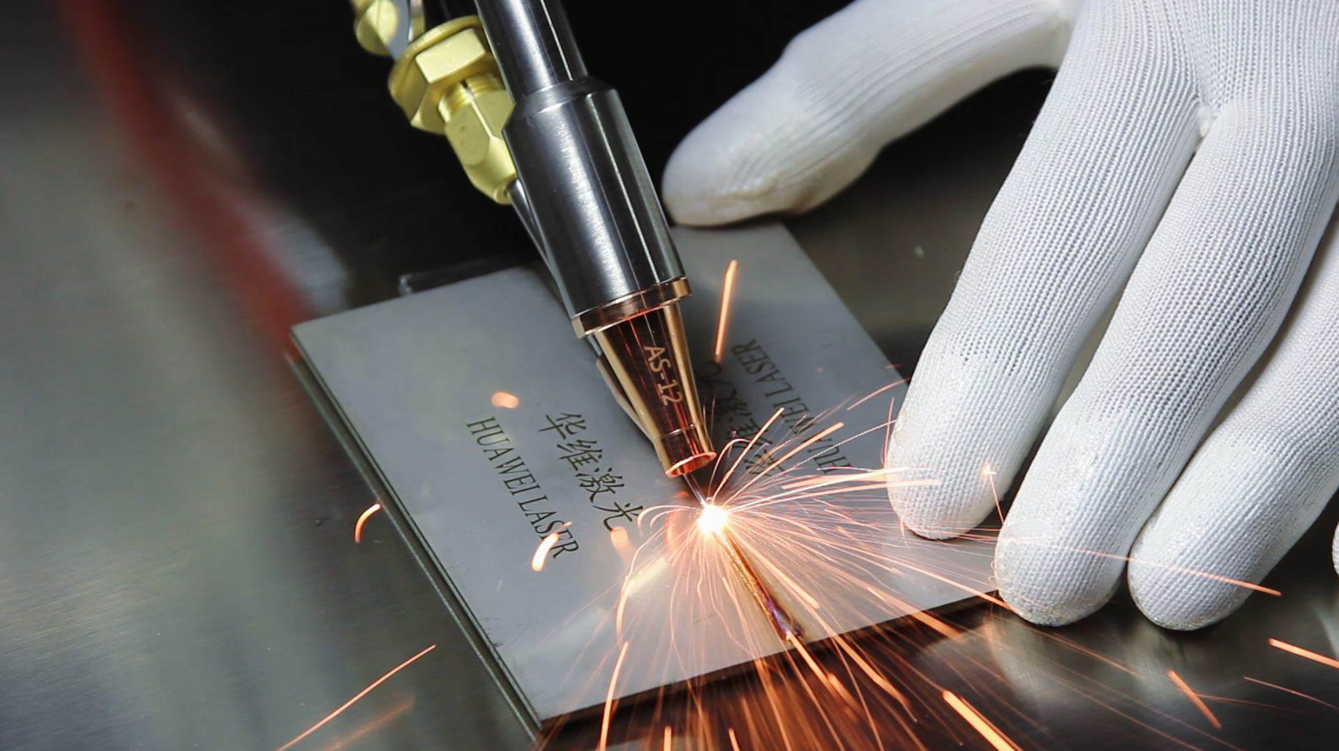 In quo industries can laser Welding machinis applicari?